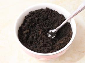 压碎的饼干倒进碗里，加入融化好的黄油，将它们搅拌均匀，尽量让所有饼干碎都沾上黄油。