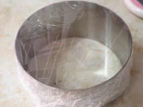 慕斯圈底部先包上几层保鲜膜，再放在一个平底盘子中。