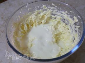 加入酸奶，一样用打蛋器一档的速度混匀。