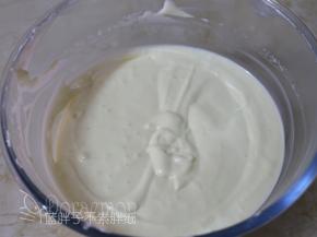 融化好的吉利丁液倒入奶酪糊中，用刮刀翻拌均匀即可。