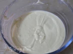 融化好的吉利丁液倒入奶酪糊中，用刮刀翻拌均匀即可。