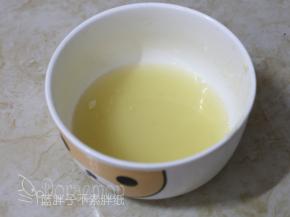 取出刚才冷藏泡发的吉利丁片，挤干水分之后隔水加热到融化。