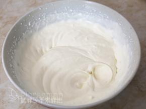 淡奶油用电动打蛋器一档速度打发到变浓稠，刚出现纹路即可，大约6分发。