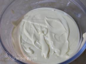 打发好的淡奶油分两次加入奶酪中，用手动打蛋器翻拌均匀。