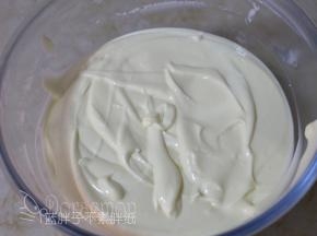 打发好的淡奶油分两次加入奶酪中，用手动打蛋器翻拌均匀。