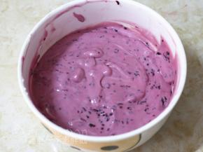 接着将芝士糊平均分成3份，其中一份芝士糊加入70g的桑葚果酱，做成深紫色的芝士糊。