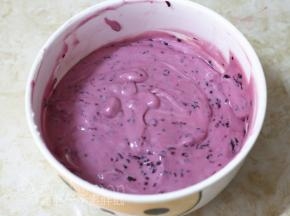 接着将芝士糊平均分成3份，其中一份芝士糊加入70g的桑葚果酱，做成深紫色的芝士糊。