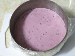 再倒入浅紫色的芝士糊，一样晃平，冷冻8分钟。