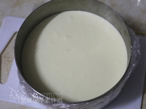 最后倒入原味芝士糊，如果表面有气泡就用牙签挑破。接着放入冰箱冷藏过夜。