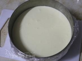 最后倒入原味芝士糊，如果表面有气泡就用牙签挑破。接着放入冰箱冷藏过夜。