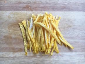 鸡蛋炒切成丝。