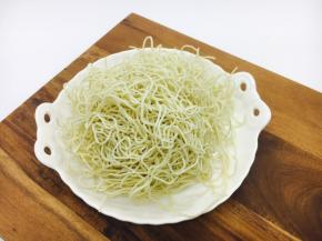 超市有售的细丝炒面（已经蒸熟）。