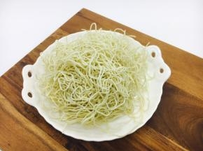 超市有售的细丝炒面（已经蒸熟）。