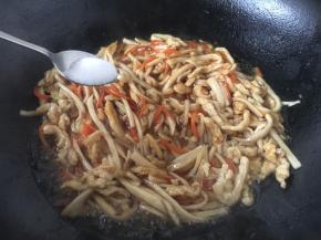 放入少许的白糖提鲜。