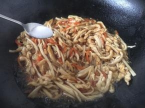 放入少许的白糖提鲜。