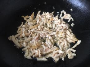 热锅凉油（50ml），将鸡丝炒至变色，盛出备用。