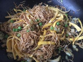 倒入鸡蛋丝翻炒均匀即可。