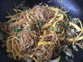 倒入鸡蛋丝翻炒均匀即可。