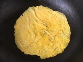 鸡蛋摊成鸡蛋饼。