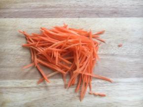 胡萝卜切成丝。