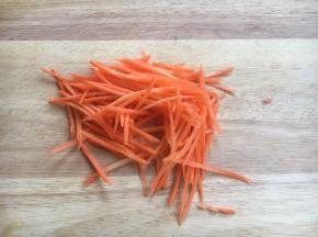 胡萝卜切成丝。