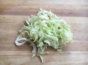 圆白菜切丝。