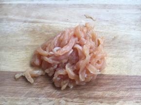 将鸡肉切成丝。