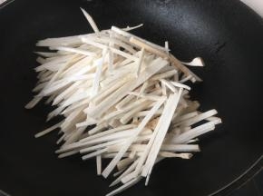 放在锅里小火干煸3～5分钟。