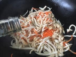 沿锅沿烹入1勺的料酒。