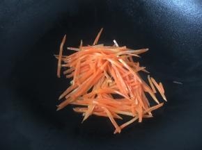用煸炒鸡丝留下的底油煸炒一下，盛出备用。