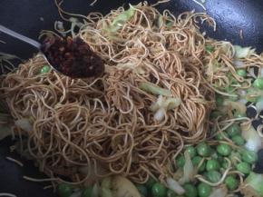 放入1勺的辣椒酱，翻炒均匀。