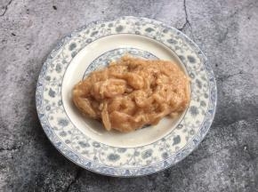 放入少许白胡椒粉，料酒，盐，淀粉，抓匀，腌制15分钟。