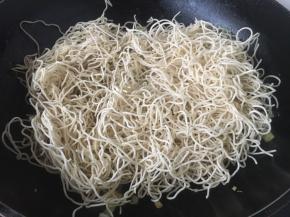 放入蒸熟的面条，盖上锅盖儿焖30秒左右，