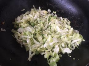 放入圆白菜丝。