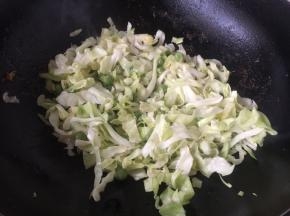 放入圆白菜丝。