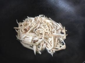 将水分煸炒出去后盛出备用。