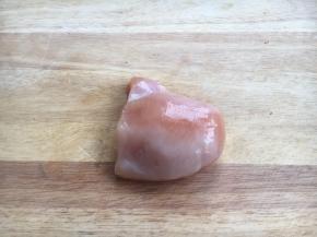 鸡胸肉半块，清洗干净。