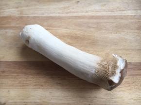 将杏鲍菇清洗干净。