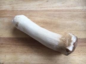 将杏鲍菇清洗干净。