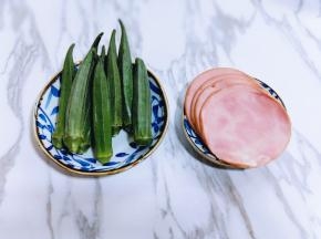 首先准备食材，这个量也可以根据所需来增减，培根我选的是圆片的，长条也可以哈！