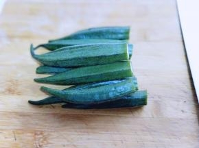 先处理秋葵，冷水冲洗干净，再把秋葵根切掉。