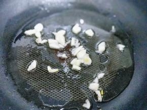 起油锅，油温7成时，加入切好的蒜炒香。