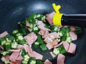 再滴入美极鲜露，再次翻炒均与即可关火。