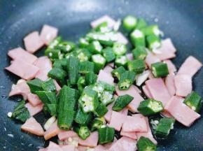 再加入焯水并切小段的秋葵，快速翻炒30秒。