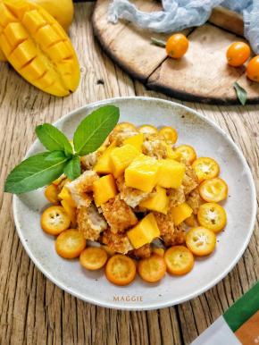 金桔围边，鸡排和芒果混合摆盘，薄荷装饰。