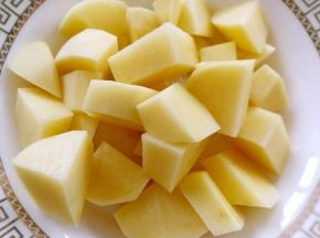 土豆洗干净去皮切小块