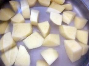 把土豆煮熟，捞出来沥干水分