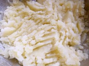 用叉子把土豆压成泥
