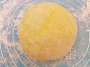 揉成团（会有的粘，撒一点干粉操作）