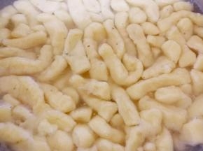 锅里水烧开，放入小挤子，等小挤子浮在上面就是熟了